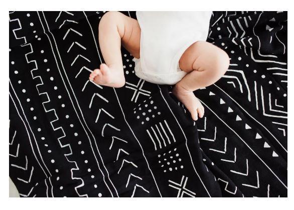 keep your baby warm and cozy in this swaddling blanket, supersoft and made of bamboo